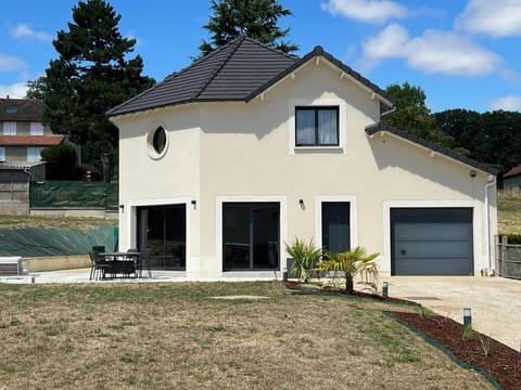 Property building, Facade/entrance, Garden