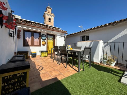 Property building, Patio, Nearby landmark, Day, Bird's eye view, Place of worship, Garden, View (from property/room), Balcony/Terrace, Garden view, Landmark view