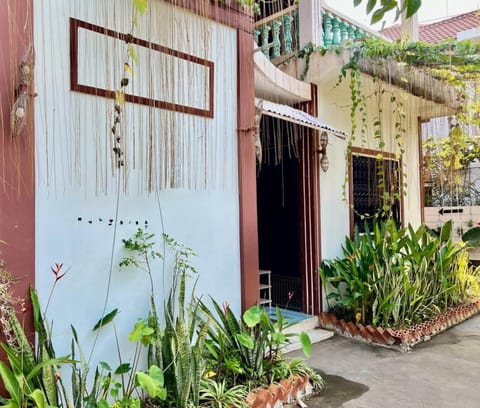 Property building, Restaurant/places to eat, Breakfast