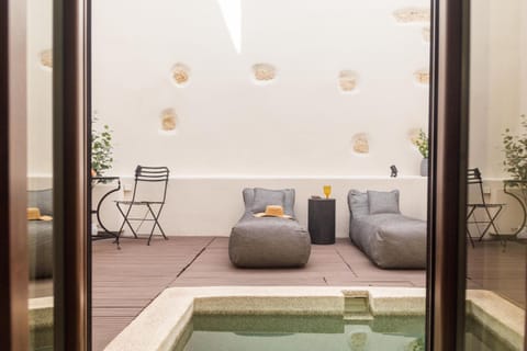 Patio, Balcony/Terrace, Seating area, Swimming pool, Swimming pool, sunbed