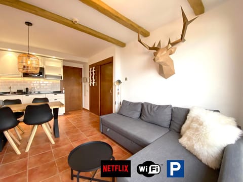 Property building, Living room, Decorative detail, kitchen