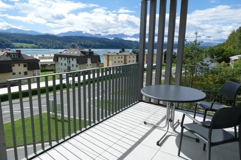 Balcony/Terrace, Lake view, Mountain view