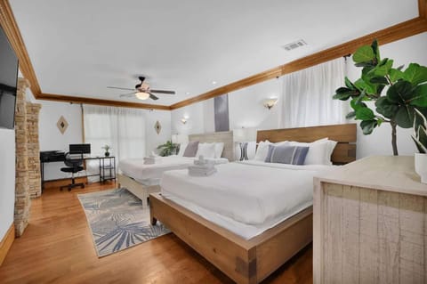 Big 6BR,4BA Home w 10-Car Parking for CrewsGrps House in Brookhaven