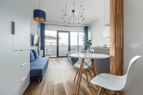 TV and multimedia, Kitchen or kitchenette, Living room, Seating area, Dining area