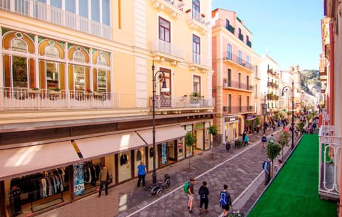 View (from property/room), City view, Landmark view, Street view, Shopping Area