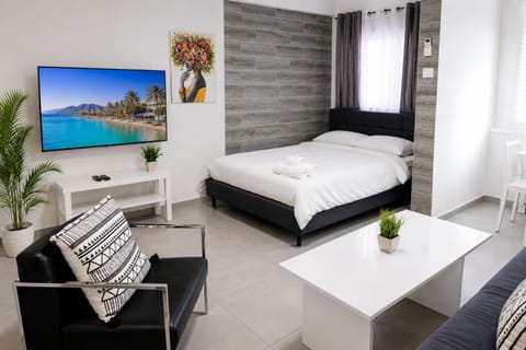 Bed, TV and multimedia, Seating area, Bedroom