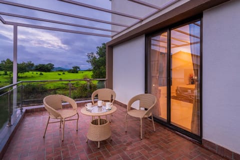 Coffee/tea facilities, View (from property/room), Balcony/Terrace, Seating area, Mountain view