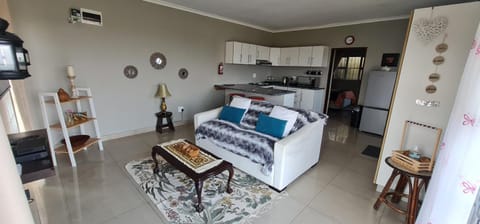 Living room, Photo of the whole room, Seating area, Dining area, minibar, pet friendly, stove