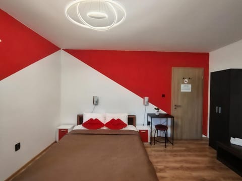 Bed, TV and multimedia, Photo of the whole room, Seating area, Bedroom