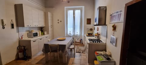 Coffee/tea facilities, Kitchen or kitchenette, Dining area, dishwasher, stove, toaster