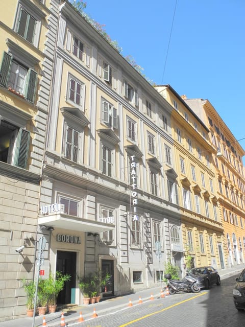 Property building, Nearby landmark, Facade/entrance, Neighbourhood