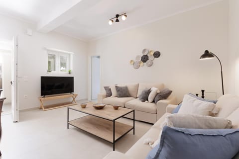 Communal lounge/ TV room, TV and multimedia, Living room, Seating area, Evening entertainment