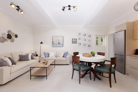 Kitchen or kitchenette, Seating area, Dining area