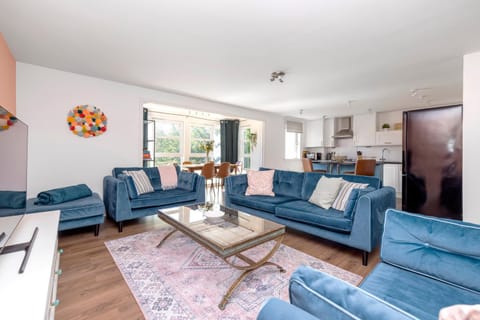 TV and multimedia, Kitchen or kitchenette, Living room, Seating area, Dining area