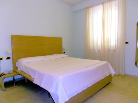 Bed, Bedroom, Garden view