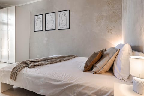 Bed, Bedroom, City view, Inner courtyard view, heating, wardrobe