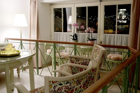 View (from property/room), Balcony/Terrace, Living room, City view