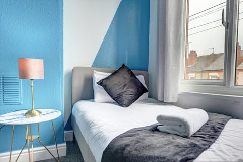 Cheerful 2 Bedroom Home, Sleeps 5 Guest Comfy, 1x Double Bed, 3x Single Beds, Free Parking, Free WiFi, Suitable For Business, Leisure Guest,Coventry, Midlands House in Coventry