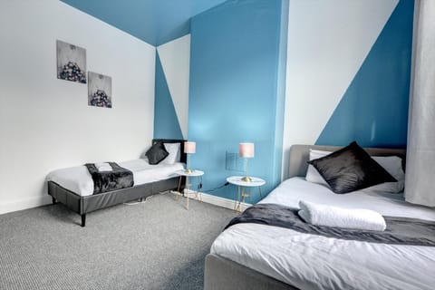 Cheerful 2 Bedroom Home, Sleeps 5 Guest Comfy, 1x Double Bed, 3x Single Beds, Free Parking, Free WiFi, Suitable For Business, Leisure Guest,Coventry, Midlands House in Coventry