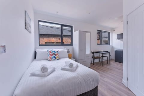 Bed, Kitchen or kitchenette, Dining area