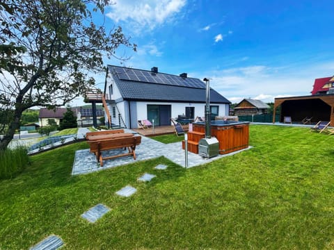 Property building, Natural landscape, Garden, Hot Tub, Garden view