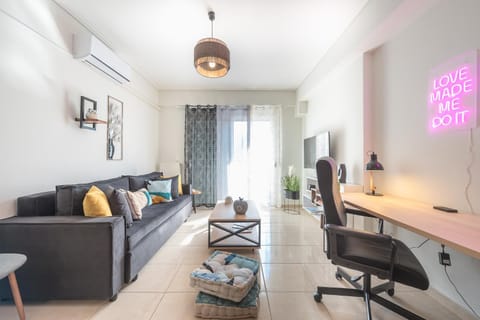 TV and multimedia, Living room, Seating area, air conditioner