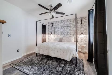 Bed, Bedroom, fireplace