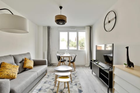 Communal lounge/ TV room, TV and multimedia, Living room, Seating area, Dining area