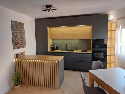 Kitchen or kitchenette, Living room, minibar