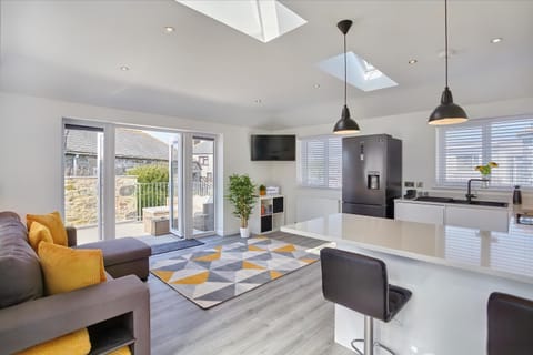 TV and multimedia, Kitchen or kitchenette, Living room, Dining area