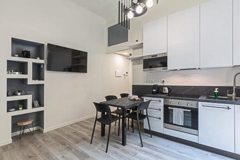 TV and multimedia, Kitchen or kitchenette, Living room, Seating area, Dining area