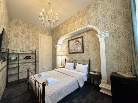 Bed, TV and multimedia, Photo of the whole room, Bedroom