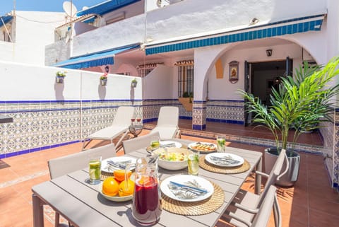 Patio, Day, Balcony/Terrace, Food and drinks, Dining area, Food, Breakfast, Continental breakfast, Lunch, Dinner, Drinks, Inner courtyard view
