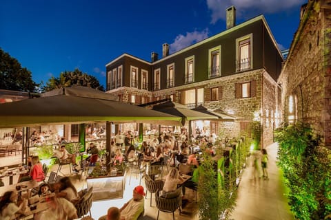 Property building, Patio, Restaurant/places to eat