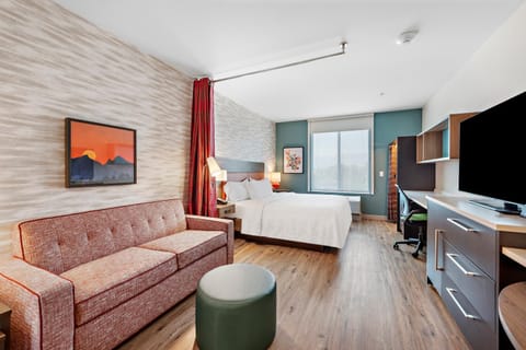 Bed, TV and multimedia, Photo of the whole room, Seating area, hair dresser