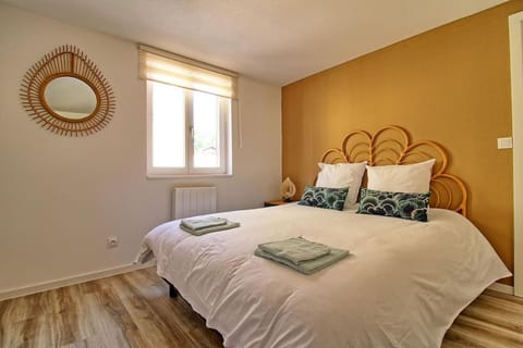 Bed, Bedroom, towels