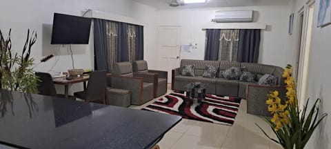 Communal lounge/ TV room, TV and multimedia, Living room, Seating area, Evening entertainment, air conditioner