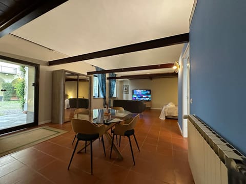 Photo of the whole room, Dining area