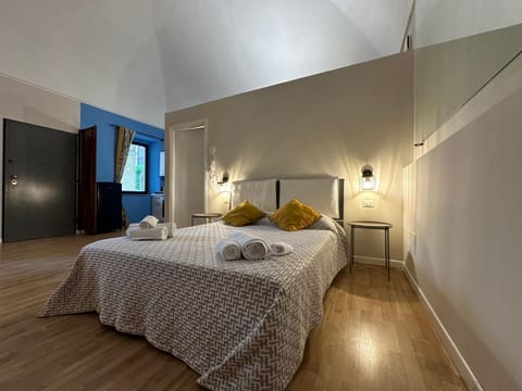 Bedroom, towels