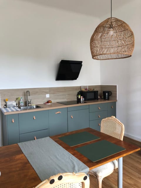 Kitchen or kitchenette, Dining area