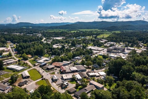 Downtown Delight House in Brevard