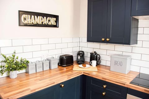 Beautiful Character 3 Bed City Centre Apartment House in Bath