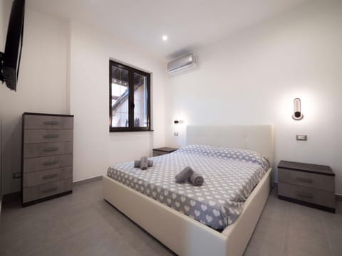 Bed, TV and multimedia, air conditioner