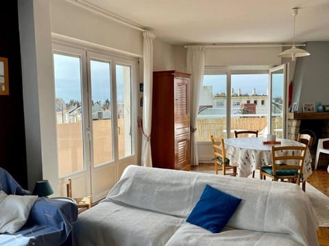 Communal lounge/ TV room, View (from property/room), Balcony/Terrace, Living room