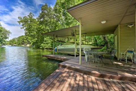 Lakefront Getaway with Private Dock and Kayaks! House in Bella Vista