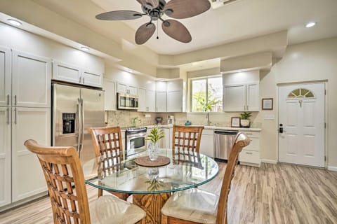 Sunny Kailua Home with Covered Lanai 1 Mi to Beach! House in Kailua