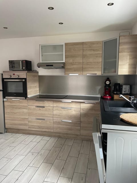 Coffee/tea facilities, dishwasher, oven, stove, toaster