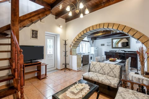 TV and multimedia, Living room, Photo of the whole room, Seating area, Dining area