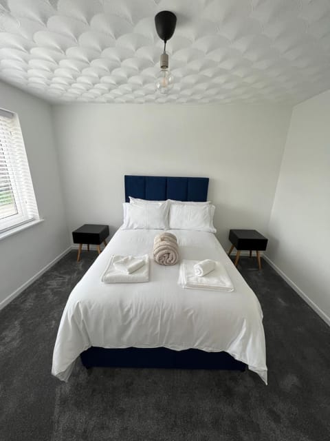 Bed, TV and multimedia, Bedroom