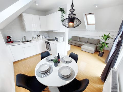 Kitchen or kitchenette, Dining area